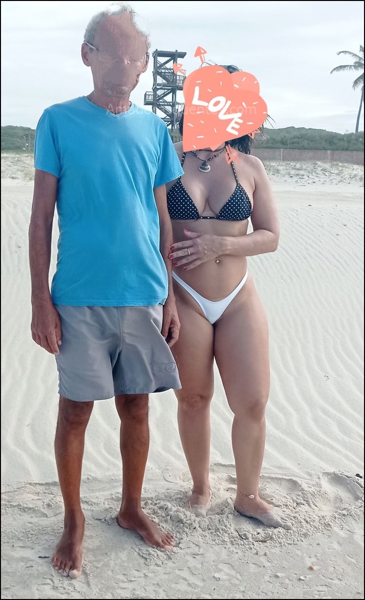 Esposa curtindo as férias na praia de biquíni Amadoras Quentes